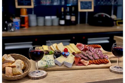 Le Familial, bar tabac à Bordeaux propose des planches de fromages et charcuteries pour restaurer autour d'un verre