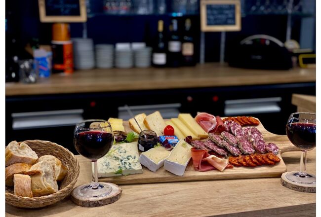 Le Familial, bar tabac à Bordeaux propose des planches de fromages et charcuteries pour restaurer autour d'un verre
