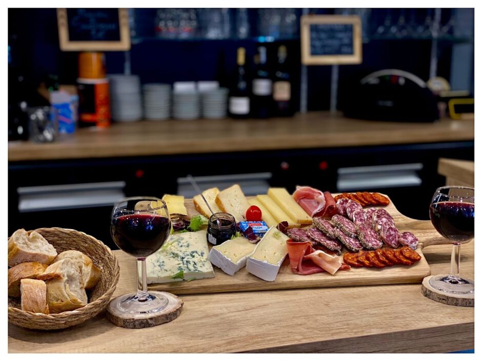 Le Familial, bar tabac à Bordeaux propose des planches de fromages et charcuteries pour restaurer autour d'un verre